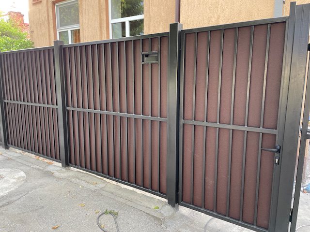 Porți și Garduri Metalice cu Tablă pe Spate – Intimitate și Eleganță img 3674