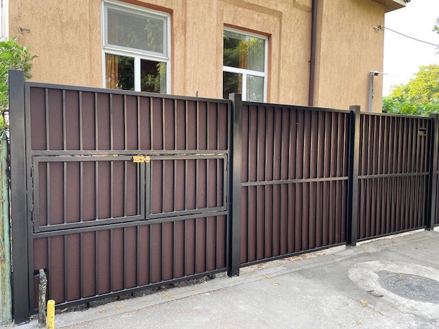 Porți și Garduri Metalice cu Tablă pe Spate – Intimitate și Eleganță img 3680