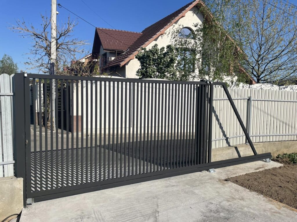 Porți Culisante Poartă culisantă metalică antracit cu bare verticale realizată la comandă
